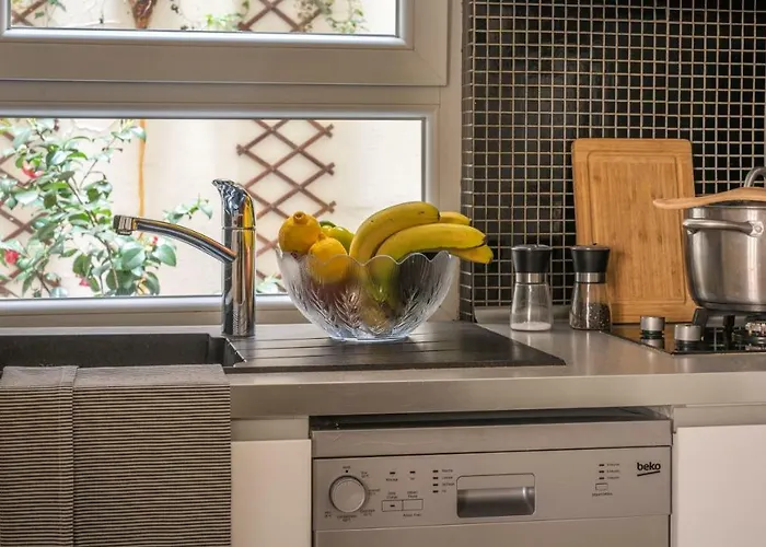 巴黎古马雷斯蒙特吉尔酒店 *